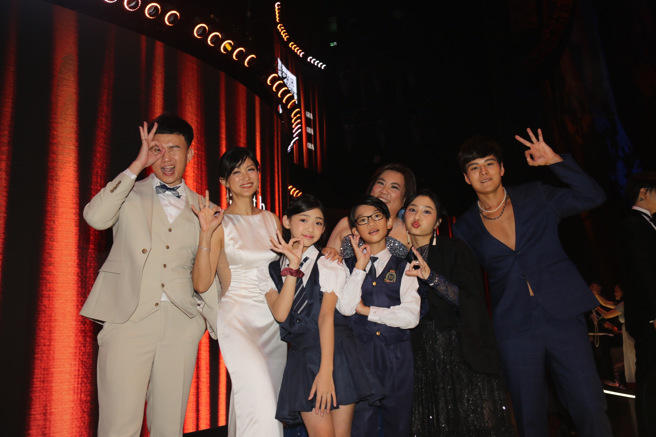 畢業於義守大學大傳系的楊淳盛(左一)，擔任節目後製、配音與視覺圖像設計，節目還一次入圍了兒童節目、兒童節目主持人及企劃編撰三個獎項，對於團隊來說是極大的肯定。(照片/義守大學提供) 