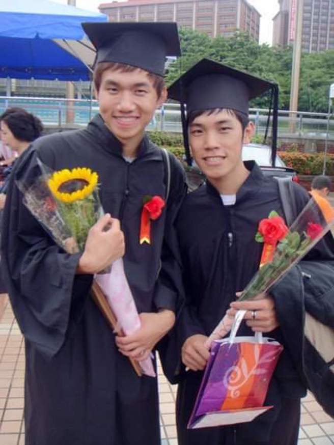 對於聲音工作情有獨鍾的楊淳盛(左一)，感謝母校義守大學開啟他聲音的創作勇敢逐夢。(照片/義守大學提供)