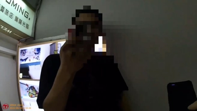 警方在巫姓通緝犯身上查獲槍、毒。（警方提供）