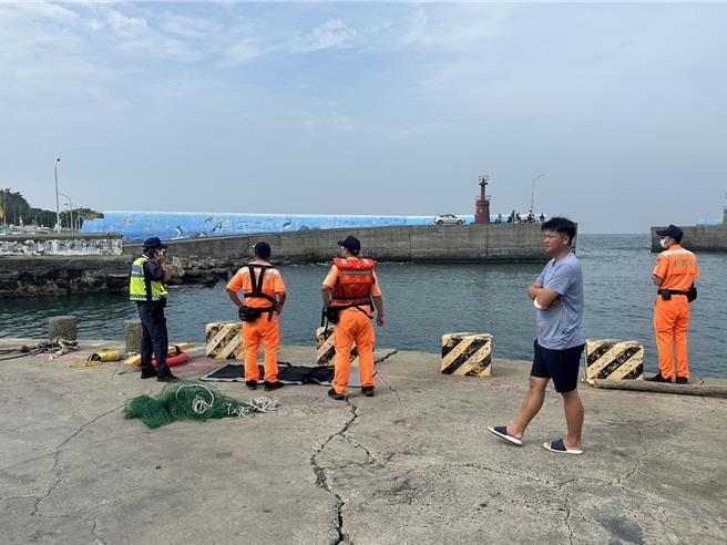 小琉球白沙港发现一具女性浮尸，海巡等单位到场处置。（民眾提供／罗琦文屏东传真）