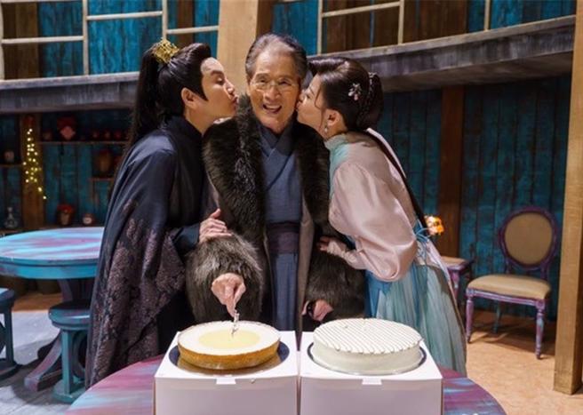 2021年《孟婆客栈》石英（中）客串，唐美云（左）、方馨（右）安排惊喜庆生。（民视提供）