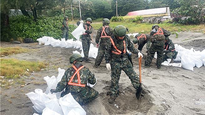 陸軍台東地區指揮部官兵趁著風雨稍歇之際至太麻里海灘備製沙包。（讀者提供／蕭嘉蕙台東傳真）