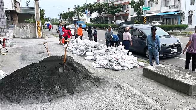 民眾排隊領取沙包防颱。（讀者提供／蕭嘉蕙台東傳真）