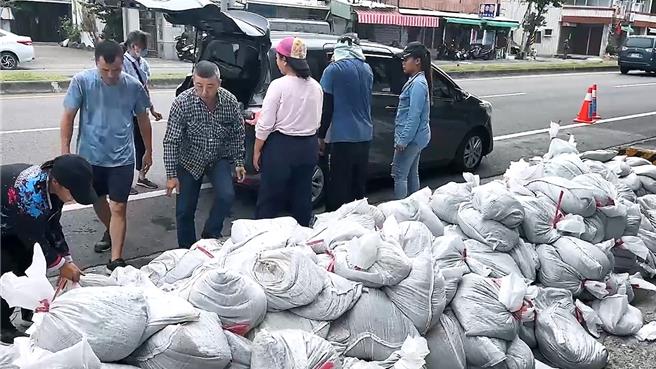 民眾全家總動員領取沙包防颱。（讀者提供／蕭嘉蕙台東傳真）
