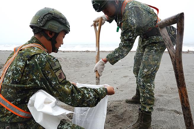 國軍官兵手腳俐落備製沙包。（讀者提供／蕭嘉蕙台東傳真）