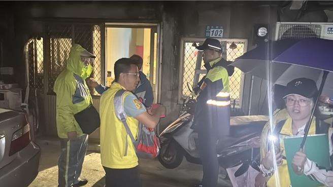 強颱康芮來勢洶洶，新北市瑞芳區下午5時啟動土石流潛勢溪保全戶黃色警戒勸離案，由區公所與警分局聯合執行，預計勸離4里共203人。（瑞芳警分局提供）