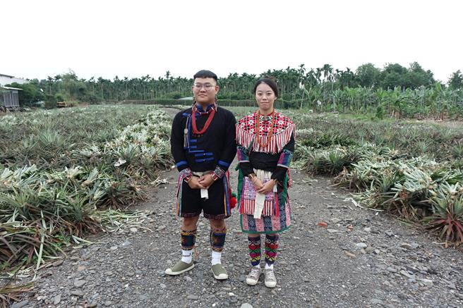 马卡道族青年穿着传统服饰，致力文化传承。（罗琦文摄）