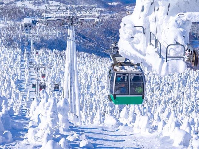 搭乘缆车欣赏「冰雪怪物」，气势磅礡的日本东北树冰是大自然冬季限定艺术之作，长汎假期旅展优惠价45,900元起。图／长汎假期提供