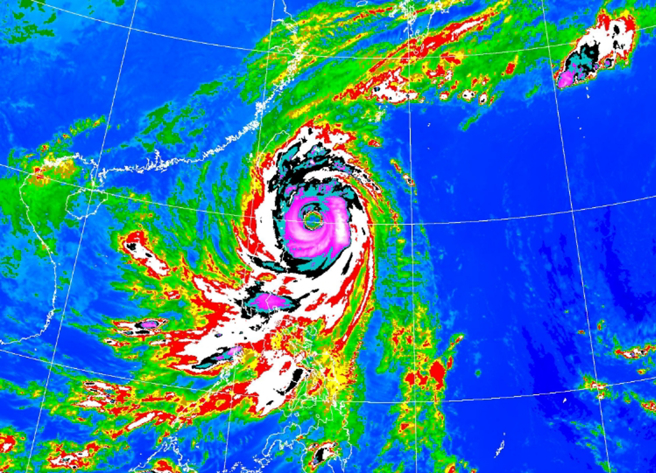 强颱康芮的阵风及雨量强度波动走势，引发全国民眾关注。（图／气象署）
