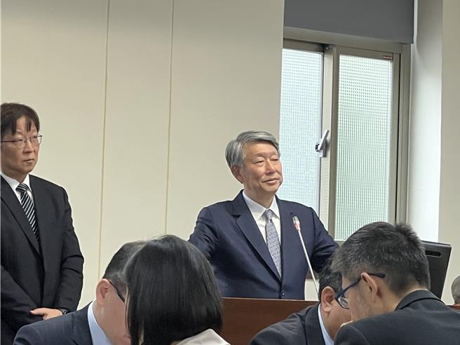 美国总统候选人川普接指控台湾偷了晶片事业，立委今问经济部长郭智辉，有没有想过去打广告说清楚，郭回应，要看有没有影响市场运作。(王玉树摄)