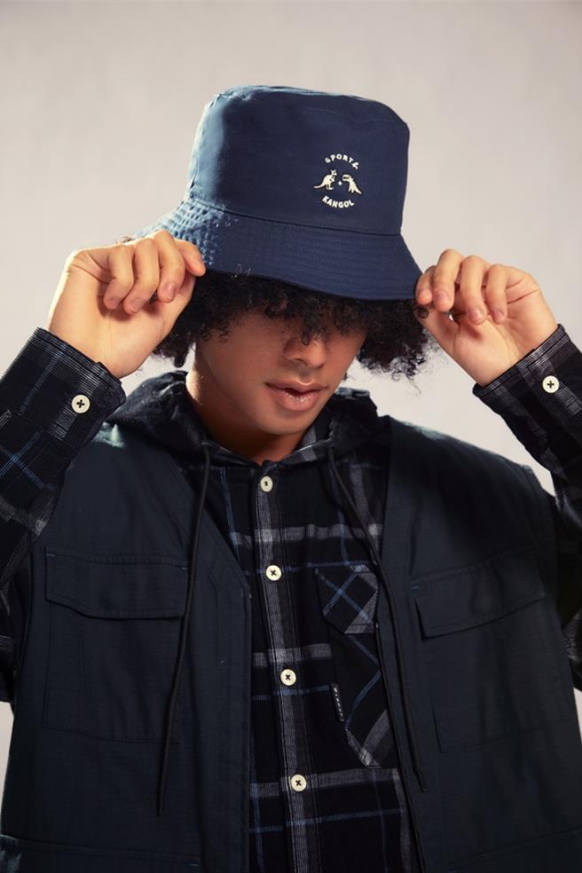 Sport b. x KANGOL联名中性渔夫帽採双面设计。（agnes b.提供／黄唯淯台北传真）