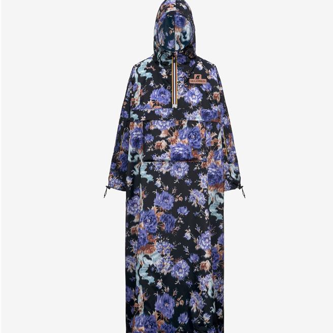 K-WAY联名系列印花斗篷，售价1万7800元。（K-WAY提供／黄唯淯台北传真）