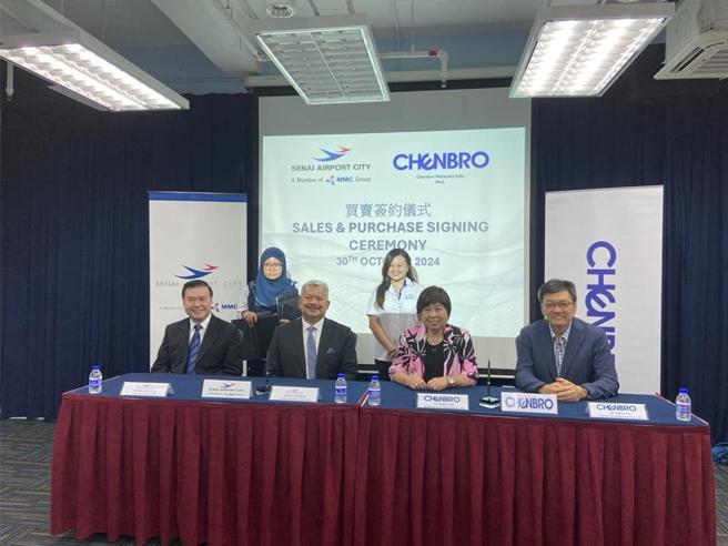 勤誠董事長陳美琪(右二)與董事吳德豐(右一)與馬來西亞士乃機場城公司董事長Tan Sri Che Khalib(左二)及執行長Mr. Gan Seng Keong完成土地簽約。圖／勤誠提供
