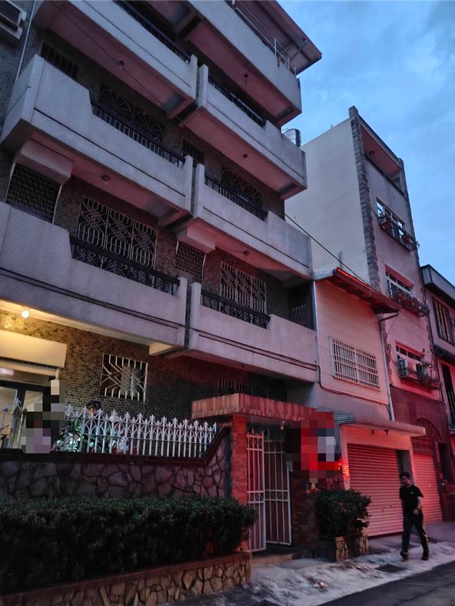 高雄一处公寓今天傍晚传出坠楼事件，一名8旬老翁疑似在阳台攀爬铝梯不慎，从4楼阳台不慎坠落到马路上明显身亡。（警方提供／任义宇高雄传真）