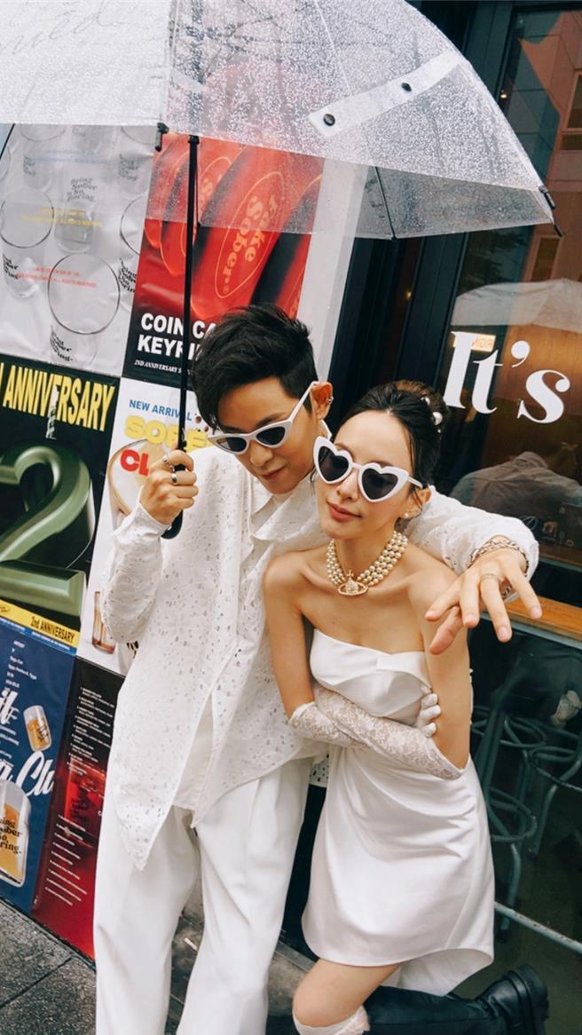 敖犬（左）相当疼爱老婆发发。（本人提供）