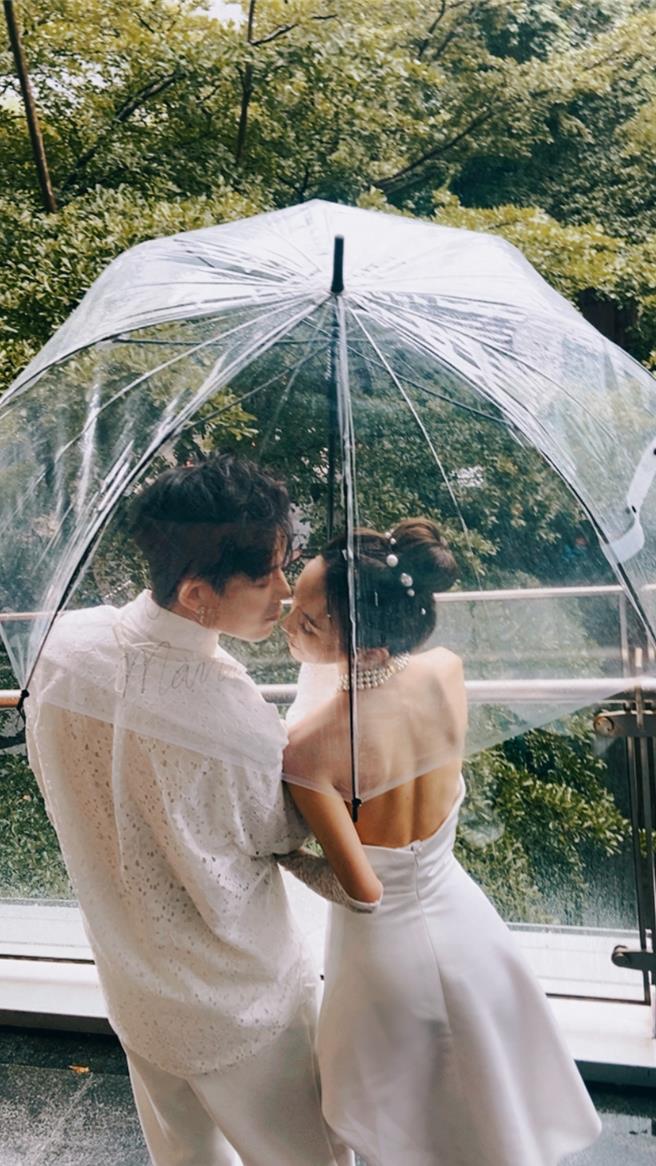 敖犬、发发选择在男方42岁生日当天登记结婚。（本人提供）