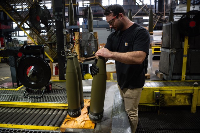 2024年3月26日，宾州的斯克兰顿陆军弹药厂拍摄155毫米炮弹生产过程。（DVIDS）