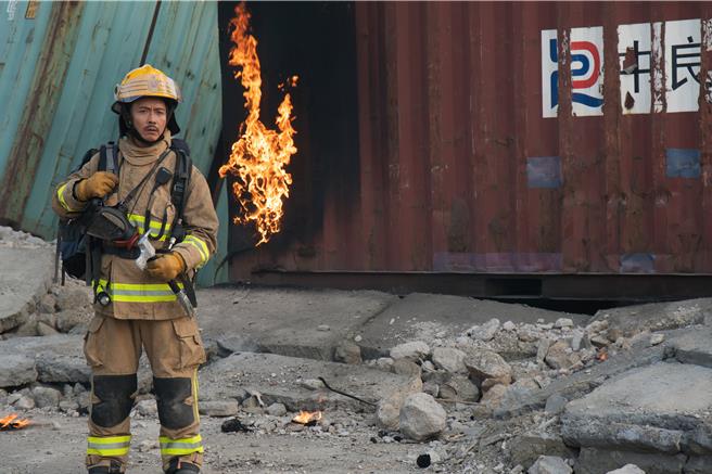 金馬影帝謝君豪在《焚城》中飾演消防員。（華映提供）