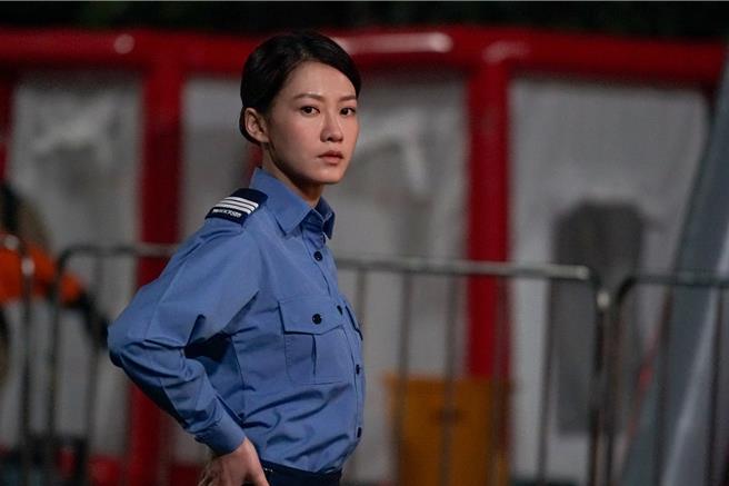 廖子妤為電影接受半空繩索等消防演練。（華映提供）