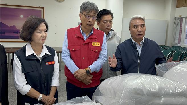 农业部长陈骏季30日至南方澳渔港视察整备状况，指示各船注意缆绳是否繫好，船上人员是否确实上岸。（吴佩蓉摄）