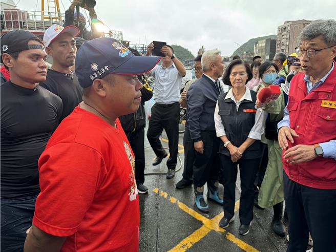 农业部长陈骏季30日至南方澳渔港视察整备状况，指示各船注意缆绳是否繫好，船上人员是否确实上岸。（吴佩蓉摄）
