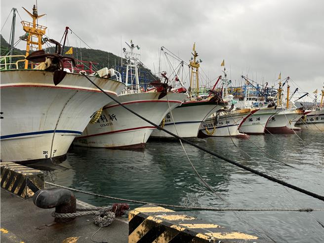 农业部长陈骏季30日至南方澳渔港视察整备状况，指示各船注意缆绳是否繫好，船上人员是否确实上岸。（吴佩蓉摄）