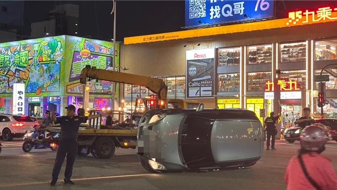 高雄市闹区今天傍晚下班时段发生一起车祸，一辆银色轿车疑未注意路况，追撞同车道准备左转的计程车呈90度翻覆横躺路中间。（警方提供／任义宇高雄传真）