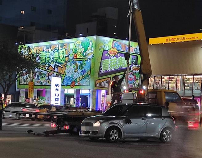 车祸酿中山路上大塞车，警方赶紧派遣拖吊车协助排除，约于车祸发生1小时内将翻覆车辆翻正。（警方提供／任义宇高雄传真）