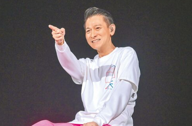 劉德華討論演唱會颱風假事宜。（圖／台灣映藝提供）