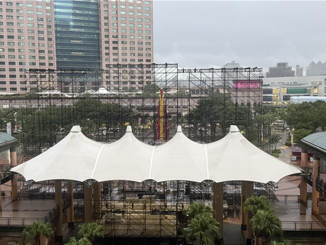 强颱康芮逼近，2024新北欢乐耶诞城在市民广场搭建的舞台鹰架却没拆，让路经民眾觉得很危险。（陈慰慈摄）