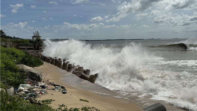 強颱「康芮」來勢洶洶，金門縣政府宣布，金門縣明日停止上班、停止上課，請鄉親務必做好各項防颱措施。(于家麒攝)
