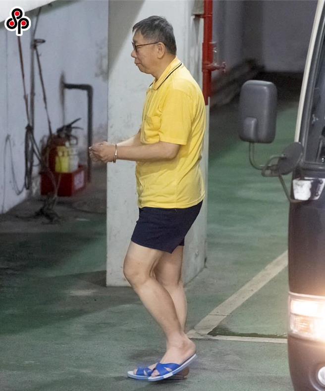 台北地檢偵辦京華城容積率弊案，日前提訊前台北市長、民眾黨主席柯文哲，柯戴著手銬走下囚車進入北檢。（中時資料照片，陳君瑋攝）