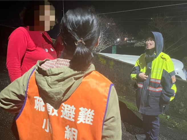淡水警方协助三芝区公所对居民实施预防性撤离。（警方提供）