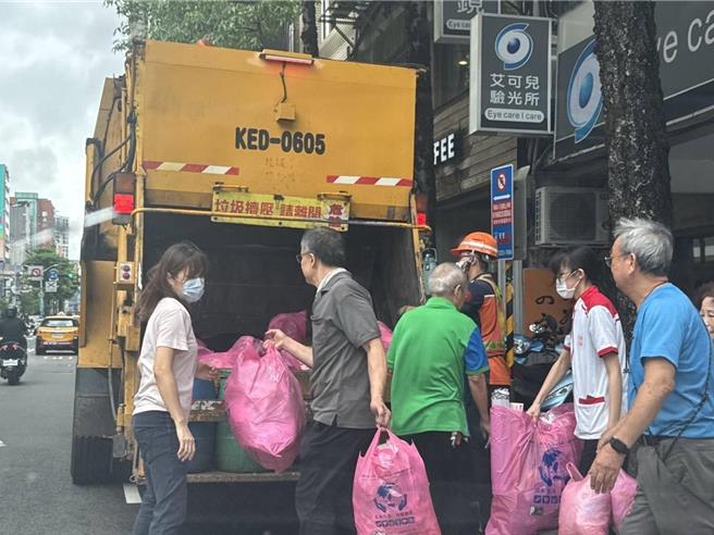 康芮颱风逼近，新北市31日停班停课，为顾及市民及清洁队员安全，新北市31日全天暂停垃圾收运。（新北市环保局提供）