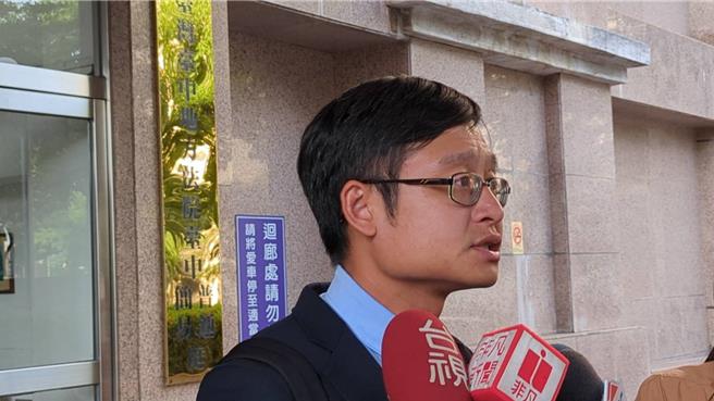 台中赖姓5亿高中生婚姻无效之诉，30日再开庭审理，赖母委任律师王彦强调，「到目前为止，坚信我们是相对有利」。（冯惠宜摄）