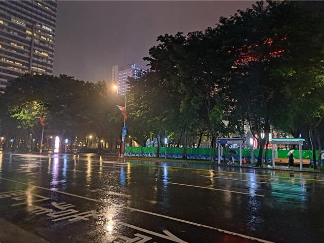 台北市立联合医院及万芳医院30日晚间公布，为明日停班停课，另开设特别门诊。（温予菱摄）