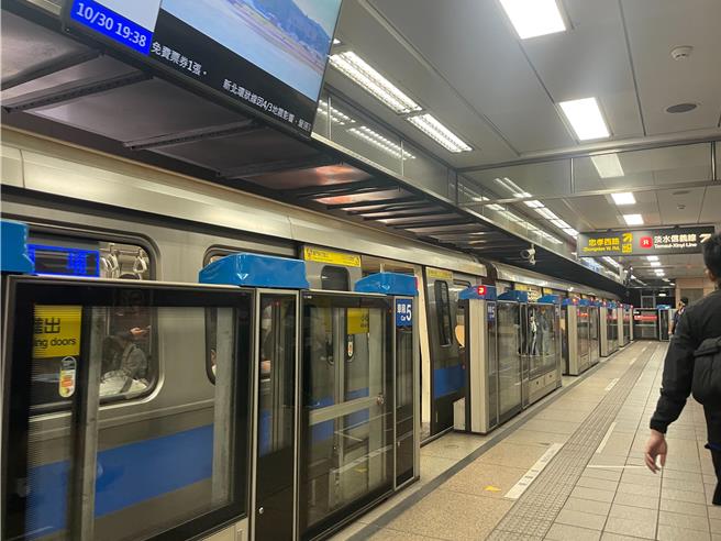 颱風康芮來襲，台北市、新北市31日停班停課，台北捷運公司宣布，明日文湖線、淡水信義線、松山新店線、板南線及中和新蘆線班距約12分鐘。（劉彥宜攝）