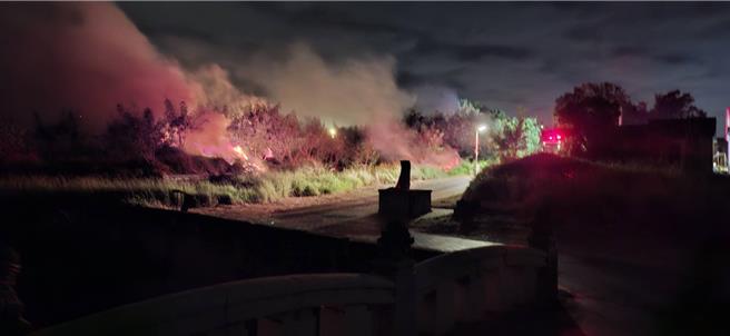 金门琼林村庄周围一处林地今晚7点10分左右不明原因突发生火灾，在颱风外围环流及东北季风双重「加持」下火势一发不可收拾。(图／民眾提供)