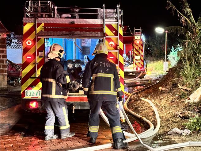 警消获报出动3车7人迅速前往抢救，所幸火势迅速控制扑灭，燃烧面积约1个篮球场大小，未造成人员伤亡。(于家麒摄)