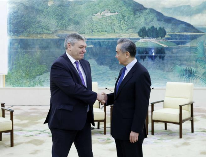 王毅会见俄罗斯副外长鲁登科交换乌克兰危机意见。（大陆外交部）