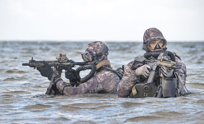 图为美军海豹部队在美国东岸进行潜水训练。（摘自美国海军官网）