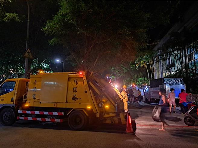 台北市环保局30日晚间宣布，因应强颱康芮逼近，为顾及市民及清洁队员人身安全，明日全市暂停收垃圾。（温予菱摄）