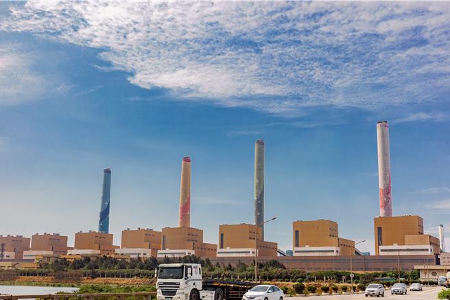 台中火力電廠二期燃氣(3到6號)機組晚間通過環評，台電表示，會先拆除4部舊燃煤機組，剩下6部等到2035年除役，轉為備用。(台電提供)