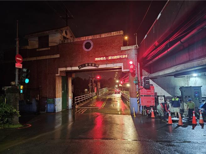 新北市水门及越堤道今晚9时只出不进，晚间10时封闭。（警方提供）