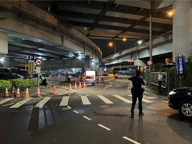 新北市水门及越堤道今晚9时只出不进，晚间10时封闭。（警方提供）