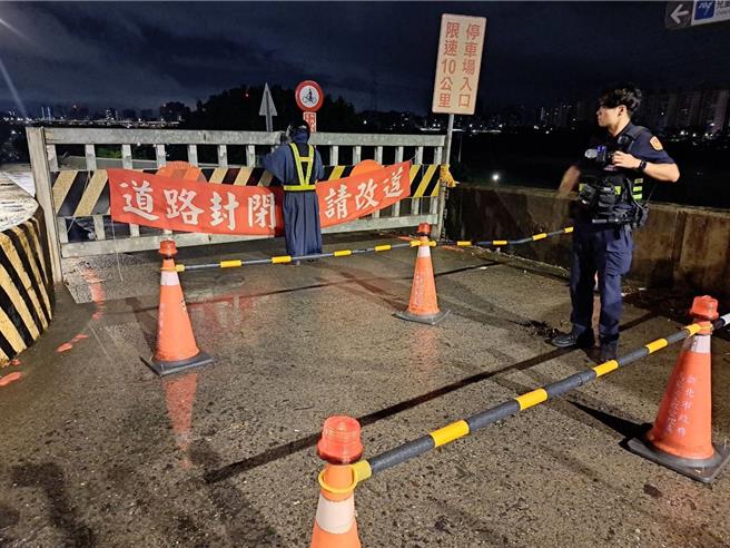 新北市水门及越堤道今晚9时只出不进，晚间10时封闭。（警方提供）