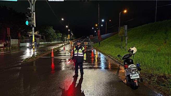 新北市水门及越堤道今晚9时只出不进，晚间10时封闭。（警方提供）