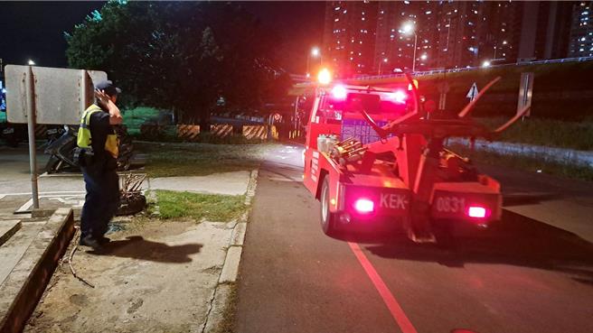 新北市水门及越堤道今晚9时只出不进，晚间10时封闭。（警方提供）