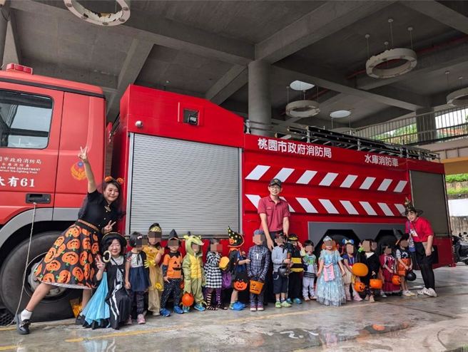 大有消防分隊今舉辦萬聖節宣導活動，邀請幼稚園萌娃們學防火、拿糖果。(消防提供／蔡依珍桃園傳真)