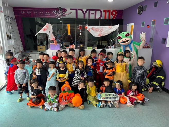 大有消防分隊今舉辦萬聖節宣導活動，邀請幼稚園萌娃們學防火、拿糖果。(消防提供／蔡依珍桃園傳真)